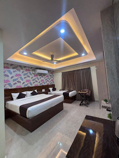 DS Royal Inn / Similar